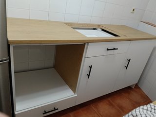 Mueble de cocina blanco y madera