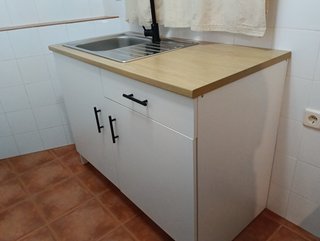 Mueble de cocina blanco y madera