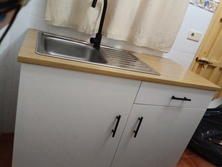 Mueble de cocina blanco y madera