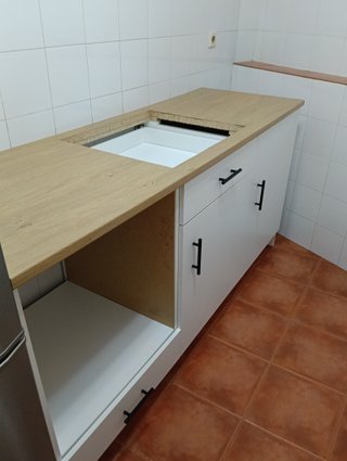 Mueble de cocina blanco y madera