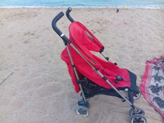 Carrito de bebé rojo