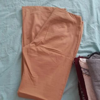 Pantaloni beige gamba ampia