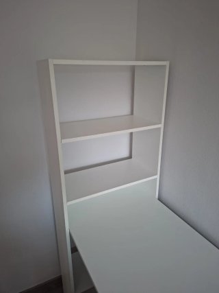 Escritorio blanco con estanterías