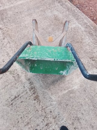 Carretilla verde de jardín con rueda PVC