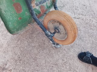 Carretilla verde de jardín con rueda PVC