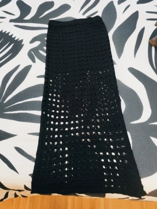 Falda de crochet negra Stradivarius.
