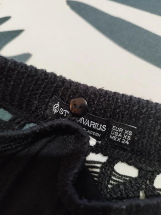 Falda de crochet negra Stradivarius.
