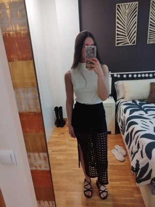 Falda de crochet negra Stradivarius.