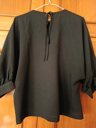Blusa negra de crepe mujer