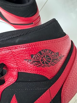 Jordan 1 Mid Negro Rojo