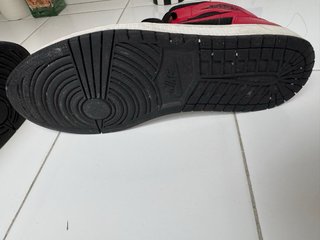 Jordan 1 Mid Negro Rojo