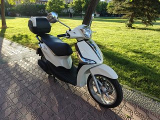 Moto Liberty 125 ABS blanca con maletin
