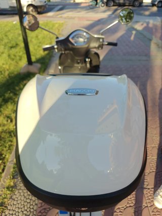 Moto Liberty 125 ABS blanca con maletin