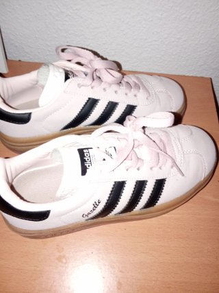 Zapatillas Adidas Gazelle rosas y blancas