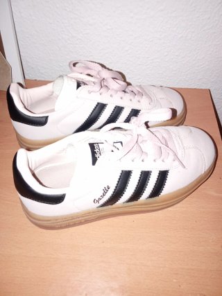 Zapatillas Adidas Gazelle rosas y blancas