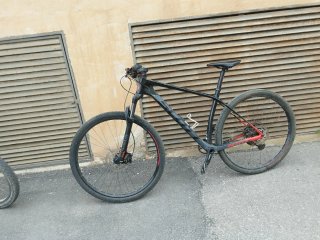 Bicicleta Scott Negra y Roja.de carbono negociable