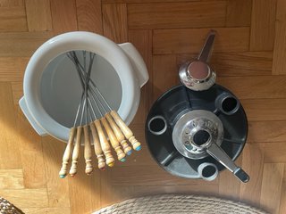 Set de fondue blanco con 6 pinchos