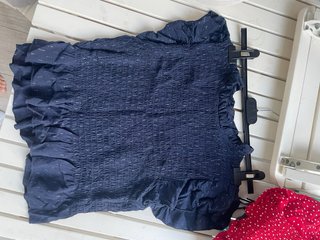 Top azul con brillos plateados