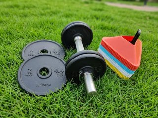 Pesas y conos de entrenamiento