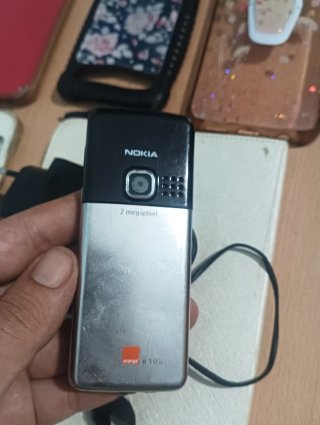 Lote móvil Nokia, cargador y fundas
