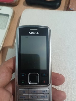 Lote móvil Nokia, cargador y fundas
