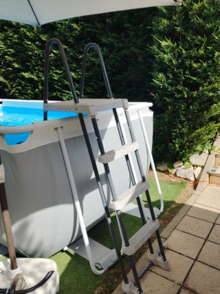 Escalera Piscina 122 cm y depuradora.