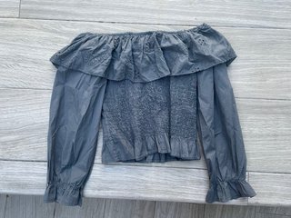 Blusa gris con volantes y manga larga