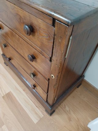 Cómoda de madera con cajones