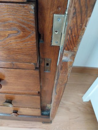 Cómoda de madera con cajones