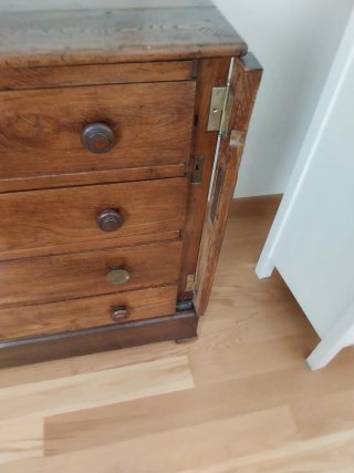 Cómoda de madera con cajones