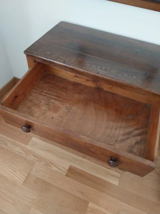 Cómoda de madera con cajones