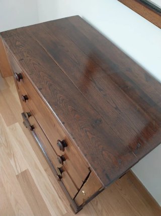Cómoda de madera con cajones