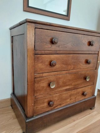 Cómoda de madera con cajones