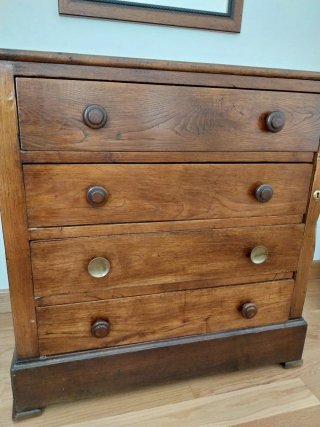 Cómoda de madera con cajones