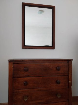 Cómoda de madera con cajones
