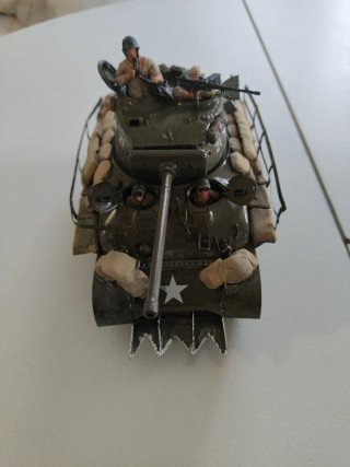 Tanque Sherman 1/35 con tripulación