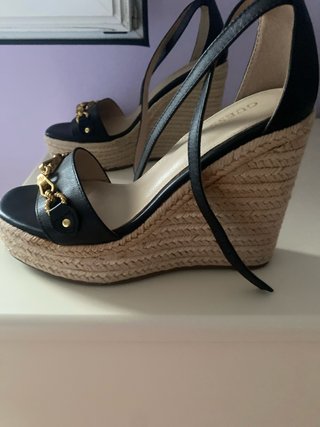 Sandalias Guess Talla 35 Negro y Dorado