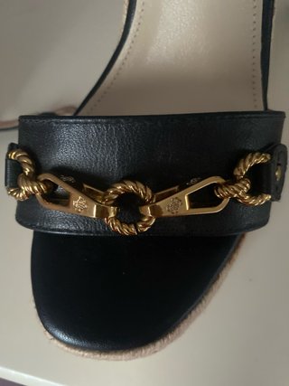Sandalias Guess Talla 35 Negro y Dorado
