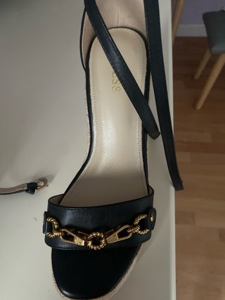 Sandalias Guess Talla 35 Negro y Dorado