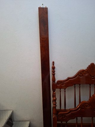 Cama antigua artesanal de madera