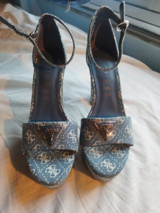 Sandalias Guess Tacon Ancho Estampado