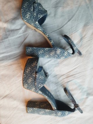 Sandalias Guess Tacon Ancho Estampado