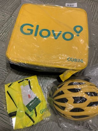 Casco Glovo Amarillo y Negro con muchila