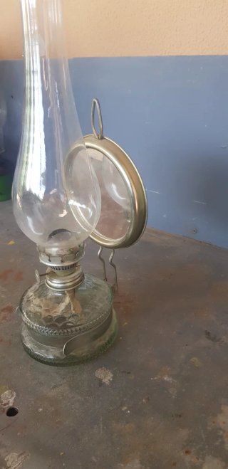 Lámpara de aceite antigua de cristal y metal