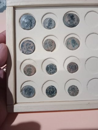 Lotto di 12 antiche monete romane