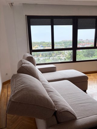 Sofá chaise longue cama + arcón + 2 puffs
