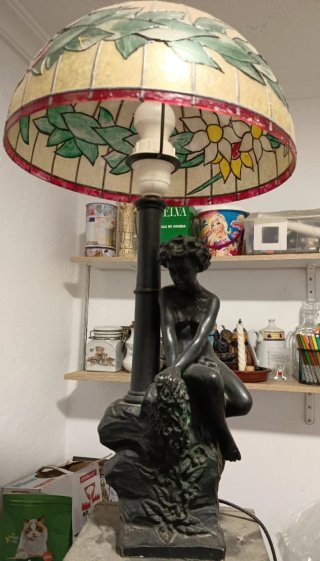 Lámpara antigua de mesa con figura