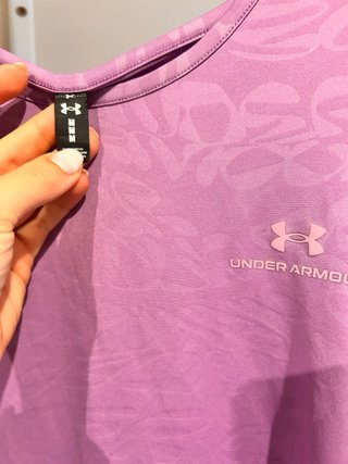Camiseta Under Armour Morada Estampada