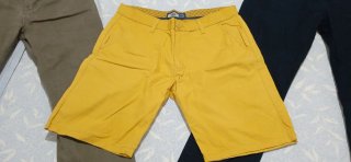 Pantalones de hombre negros y amarillos