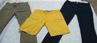 Pantalones de hombre negros y amarillos